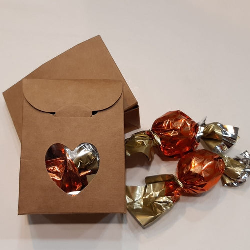 Cajita de papel con corazón y tres bombones de comercio Justo