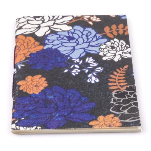 Libreta flores sobre fondo negro. Comercio Justo