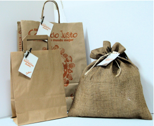 Bolsas de papel y tela para crear una cesta de productos de Comercio Justo
